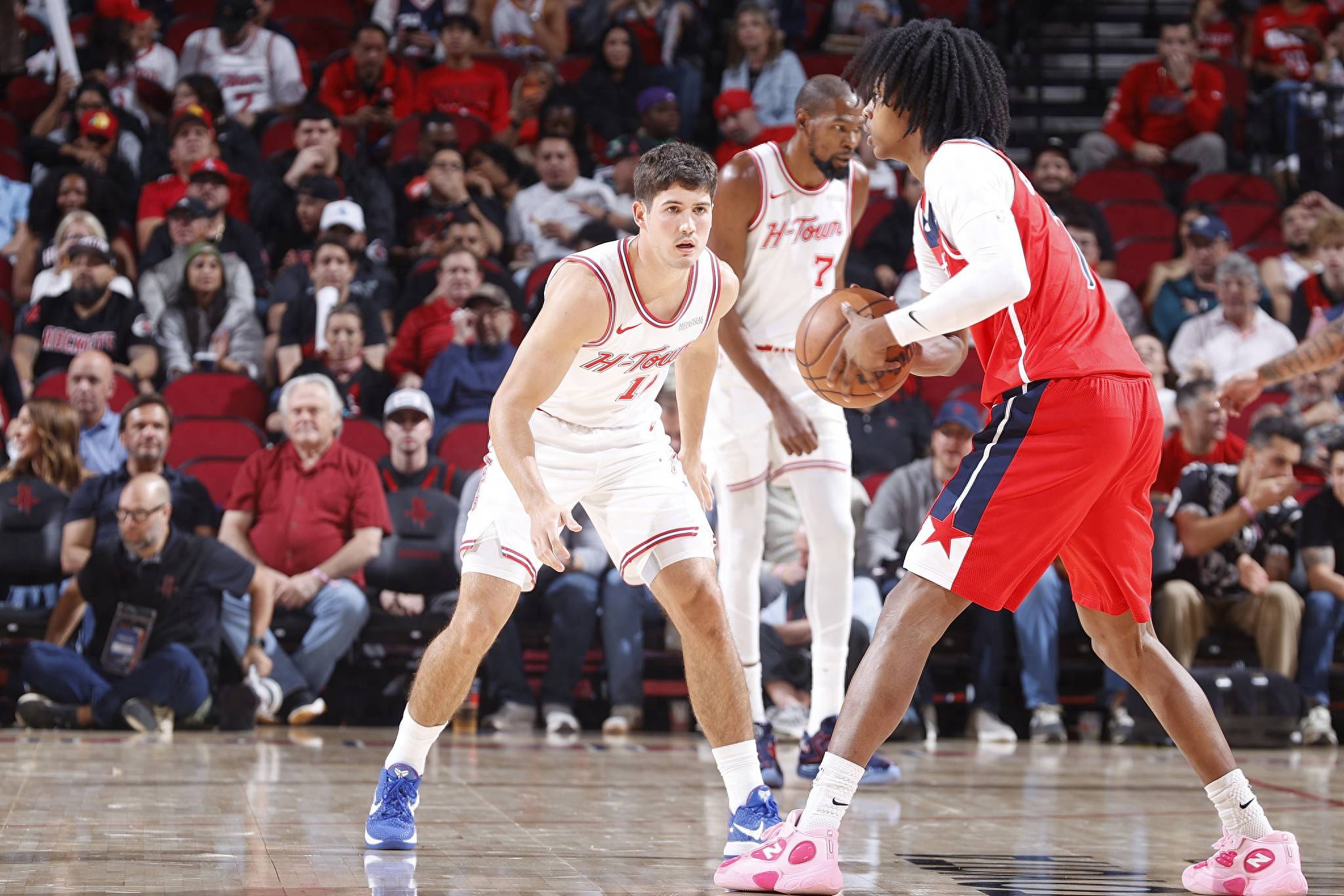 莱万西甲生涯进74球，同期单一联赛进球数仅次于哈兰德和凯恩（莱万西甲生涯斩获74球，同期单联赛进球仅逊哈兰德、凯恩）