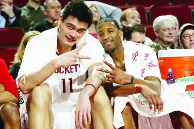 惊险一幕，马竞女足球员梅迪纳头部被膝盖撞到后失去意识（赛场惊魂：马竞女足球员梅迪纳头部遭膝击后当场昏迷）