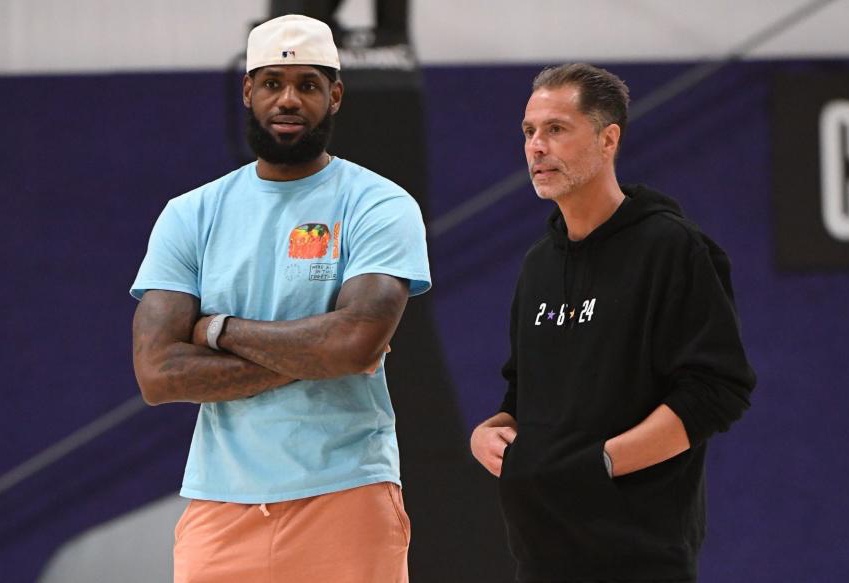 圣保利主帅调侃凯恩：去年他踢我们那脚射门，球现在还在飞吧（圣保利主帅打趣凯恩：去年的那脚射门，恐怕现在还没落地）