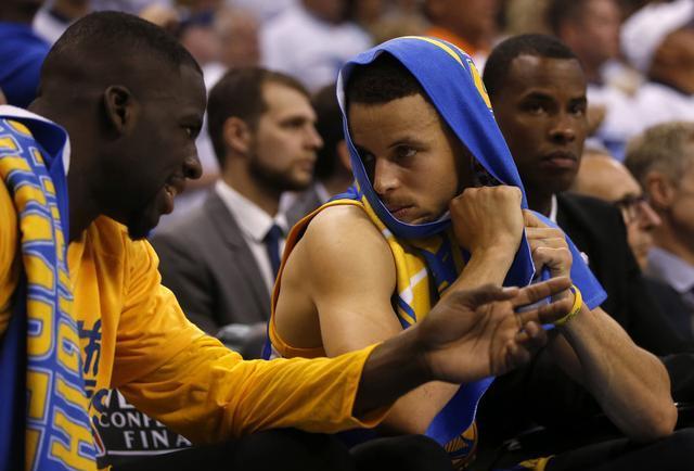 心系老东家，维尼修斯晒穿达尼洛弗拉门戈13号球衣打游戏（情牵旧主，维尼修斯晒身穿达尼洛弗拉门戈13号球衣打游戏）