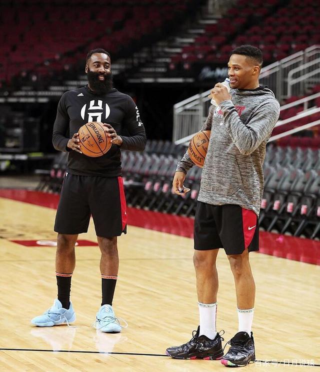 太阳报：萨拉赫今天驾驶劳斯莱斯离开训练基地，面无表情（太阳报：萨拉赫今日开劳斯莱斯驶离训练基地，表情冷峻）