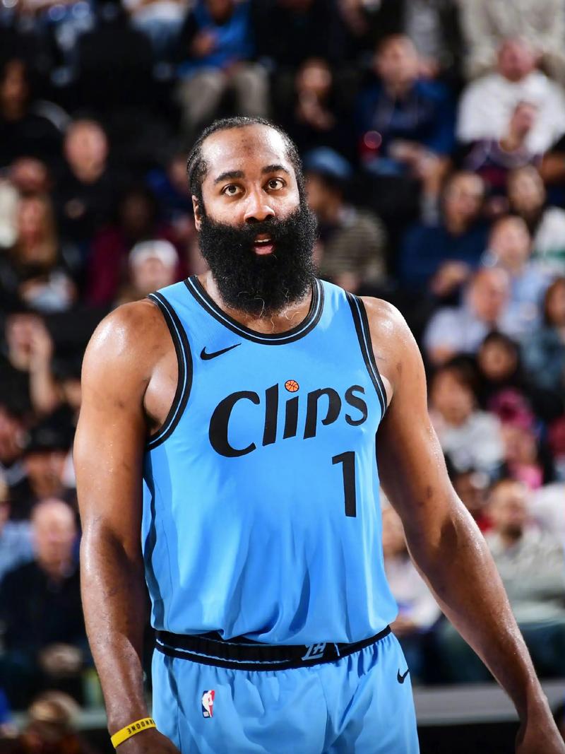 潘喜明打趣：我们训练压力比比赛大，比赛时听不见李导喊什么（潘喜明笑言：训练压力胜过比赛，场上根本听不清李导的喊话）